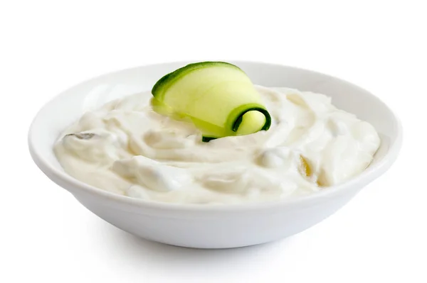 Tzatziki en tazón de cerámica blanca aislado en blanco. Rebanada de cucum — Foto de Stock