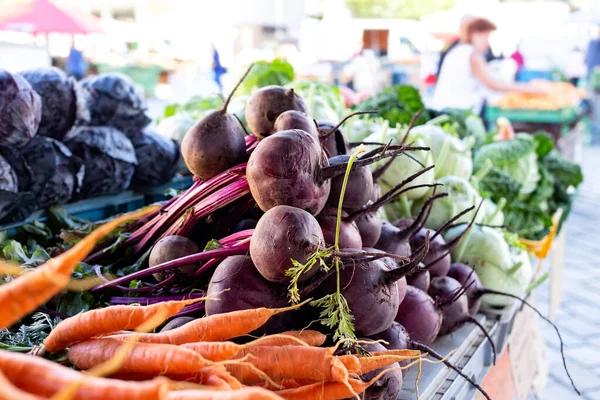 Betteraves, carottes, chou-rave et chou rouge au marché . — Photo