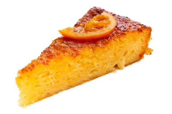 Perinteinen kreikkalainen oranssi kakku, joka on eristetty valkoisella . — kuvapankkivalokuva