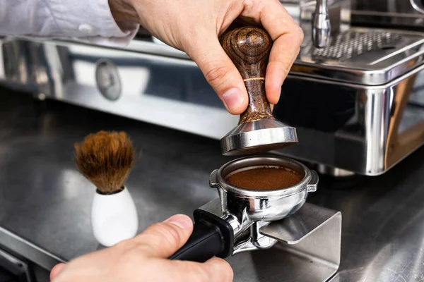 바리스타 인이 커피 를 터퍼 로 갈아 필터 로 만든다. — 스톡 사진