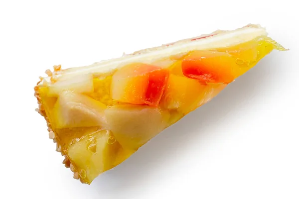 Snijd van spons cake bedekt met fruit en gelei geïsoleerd op waarom — Stockfoto