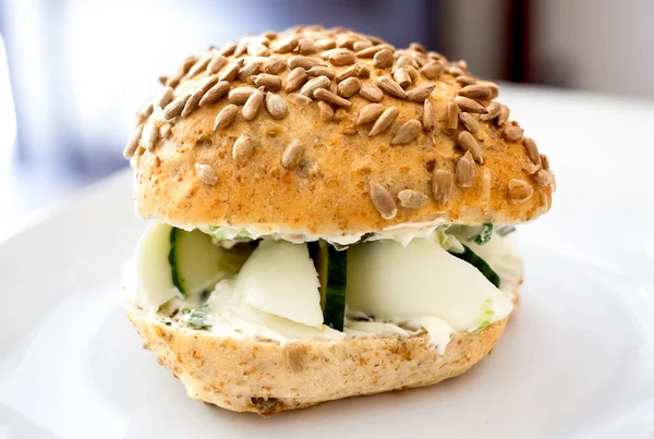 Healthy vegetarian egg and cucumber bread roll with sunflower se — Stock Photo, Image