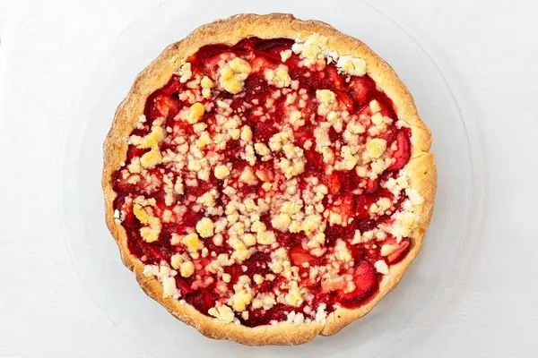 Summer strawberry tart with crumble on glass plate isolated on w — Stock Photo, Image