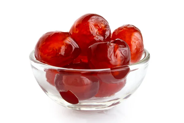 Cerises rouges glacées dans un bol en verre isolé sur blanc . — Photo