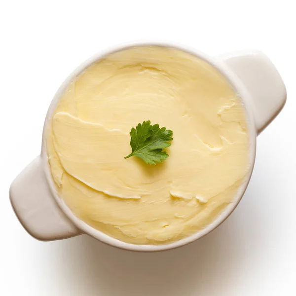 Kulatá keramická mísa naplněná máslem izolovaným na bílém z abo — Stock fotografie