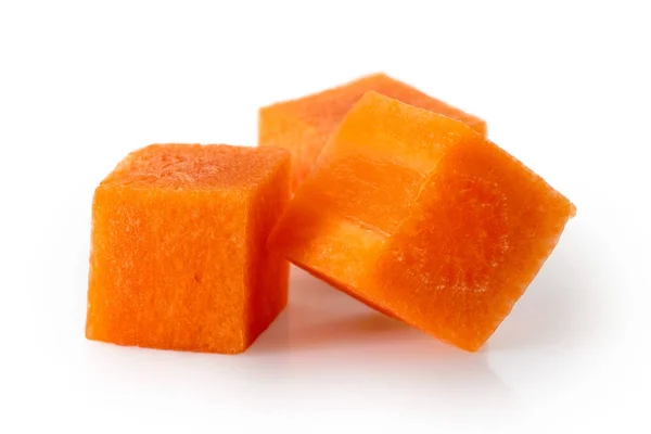 Dettaglio di tre quadrati di carota tagliata a dadini isolati su bianco . — Foto Stock
