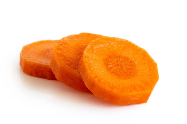 Drei runde Scheiben geschälte Karotten isoliert auf weiß. — Stockfoto