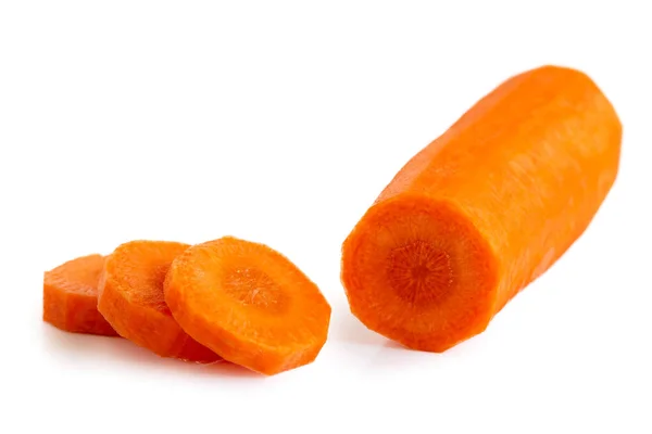 Carota sbucciata con fette rotonde isolate su bianco . — Foto Stock