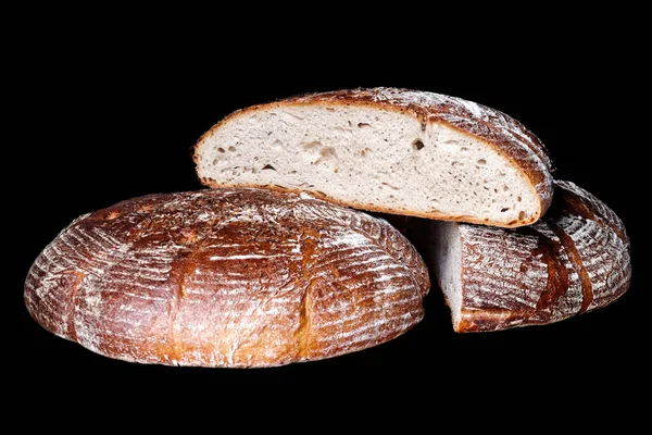 Pão de massa redonda tradicional isolado em preto . — Fotografia de Stock