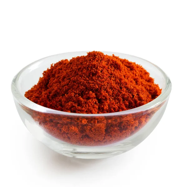 Paprika in glazen schaal geïsoleerd op wit. — Stockfoto