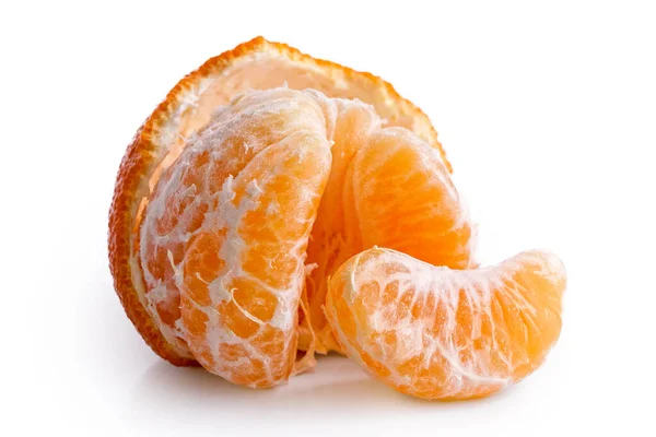 Une mandarine à moitié pelée divisée en segments isolés sur du blanc . — Photo