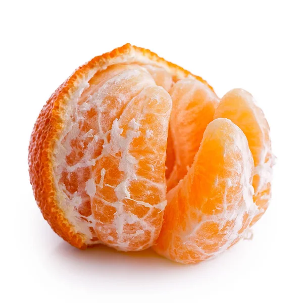 Напівчистий мандарин розділений на сегменти ізольовані на білому . — стокове фото