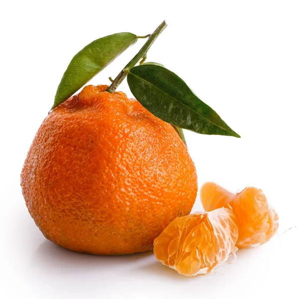 Eineinhalb Segmente einer Mandarine neben einer ganzen Mandarine mit — Stockfoto