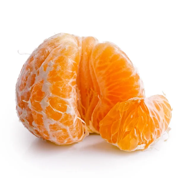 Eine geschälte Mandarine neben einem gebrochenen Segment isoliert auf weiß. — Stockfoto