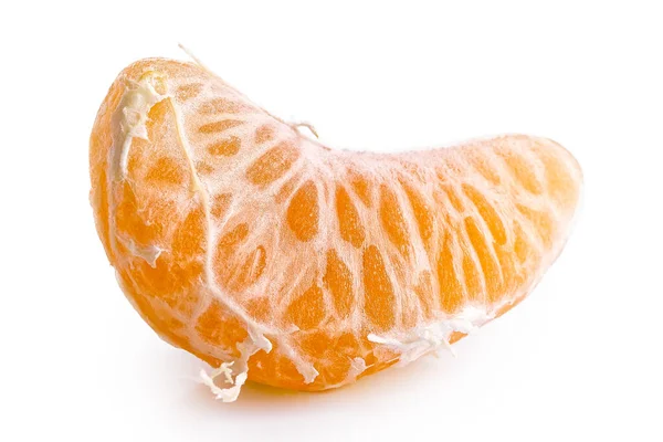 Un segment de mandarine isolé sur blanc . — Photo