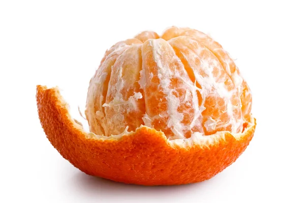 Mandarine demi-pelée isolée sur blanc . — Photo