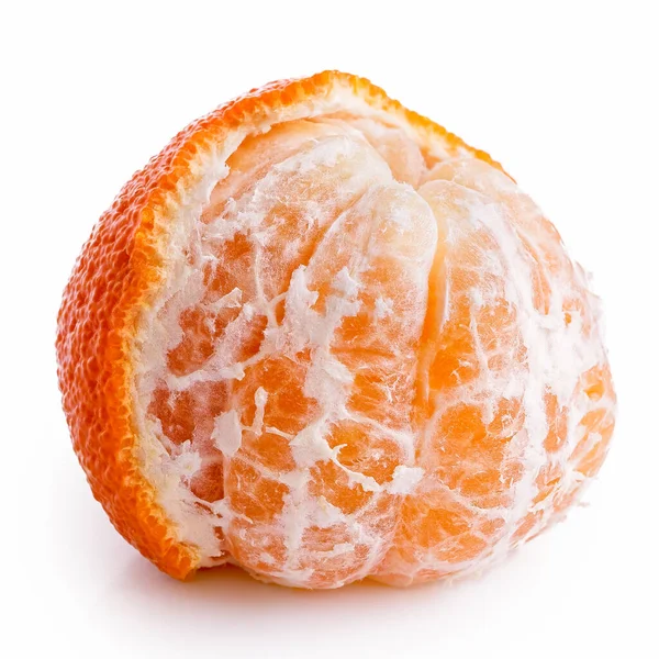 Uma mandarina meio descascada isolada em branco . — Fotografia de Stock