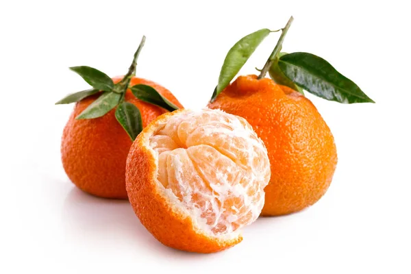 Uma metade descascada e duas mandarinas inteiras com folhas isoladas em — Fotografia de Stock