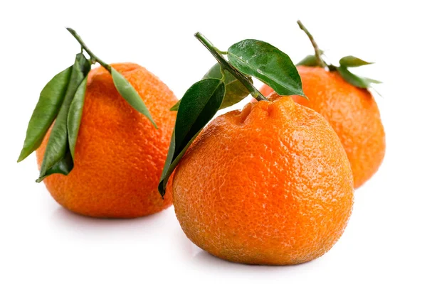 Three whole mandarins with leaves isolated on white. — Stock Photo, Image