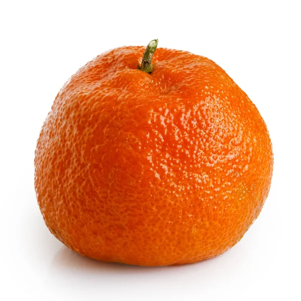 Eine einzige ganze Mandarine mit einem auf weiß isolierten Stiel. — Stockfoto