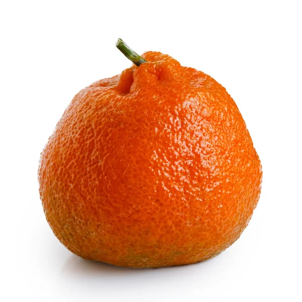 Eine einzige ganze Mandarine mit einem auf weiß isolierten Stiel. — Stockfoto