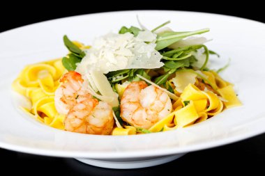 Kaplan karidesli Tagliatelle, parmesan talaşı ve roka..