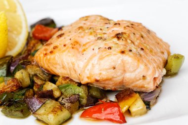 Kızarmış sebzeli fırında somon filetosu..