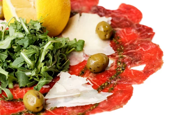 Detail des italienischen Rindfleisch-Carpaccio mit Parmesanspänen und Felsen — Stockfoto