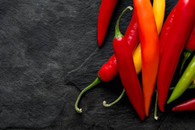 Kırmızı, sarı, turuncu ve yeşil kırmızı biber yığını.