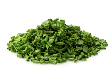 Beyaz üzerine izole edilmiş kurutulmuş soğan yığını..