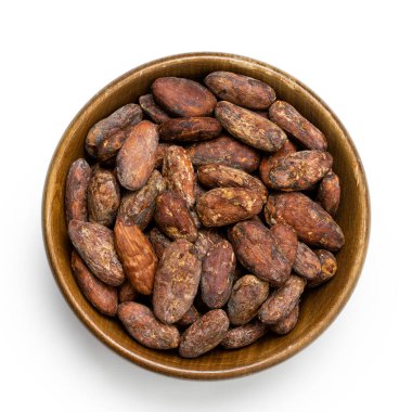 Kahverengi ahşap bir kasede soyulmamış kakao çekirdeği. 