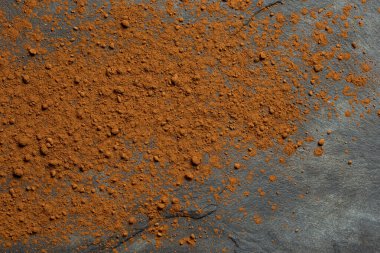 Kakao tozuyla kaplanmış siyah bir levha. Metin için boşluk.