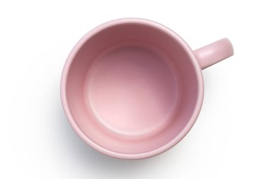 Yukarıdan izole edilmiş boş pembe seramik bardak.