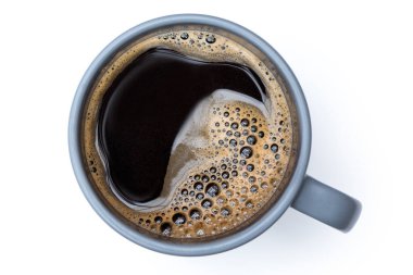 Beyazdan izole edilmiş mavi-gri seramik bardakta sade kahve.