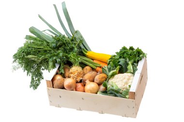 Çiftçi pazarından taze sebzelerle dolu ahşap kutu beyaz acılarla dolu.