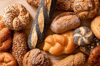 Karışık baget ekmeği ve ekmek rulolarının arkaplanı. Üst