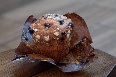 Kahverengi bir ahşap üzerinde yaban mersinli kek.