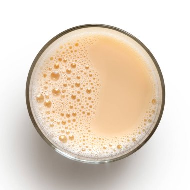 Yukarıdan izole edilmiş bir bardak vejetaryen sütü..