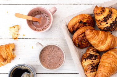 Sıcak çikolata, sade kahve ve tost ile Avrupa kahvaltısı.
