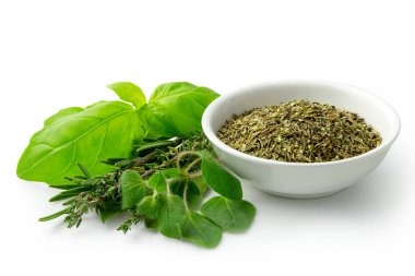 Yandaki beyaz seramik kasede kurutulmuş provence otları.