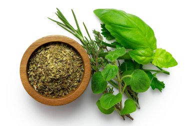 Koyu bir ahşap kasede taze B 'nin yanında kurutulmuş Provence otları.