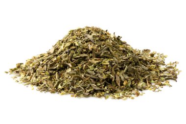 Beyaza izole edilmiş bir yığın kurutulmuş sebze..