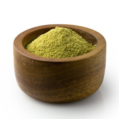 Koyu ahşap bir kasenin içindeki toprak biberiyesi beyaza izole edilmiş..