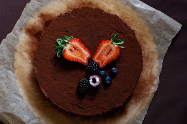 Ev yapımı peynirli kek, kakao ve meyveli kek.