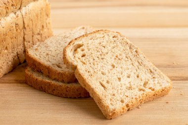 Üç dilim kepekli tost ekmeği.