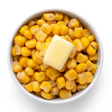 Beyaz bir seramik kasede tereyağlı konserve mısır. 