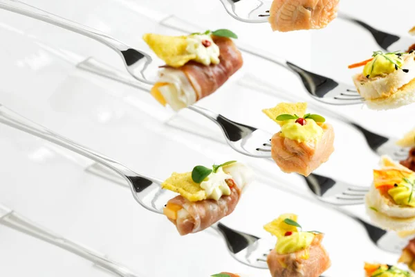 Canapés mixtos sobre horquillas metálicas. Fondo blanco . —  Fotos de Stock