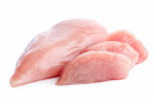 Três fatias de peito de frango desossado não cozido ao lado de chique inteiro — Fotografia de Stock