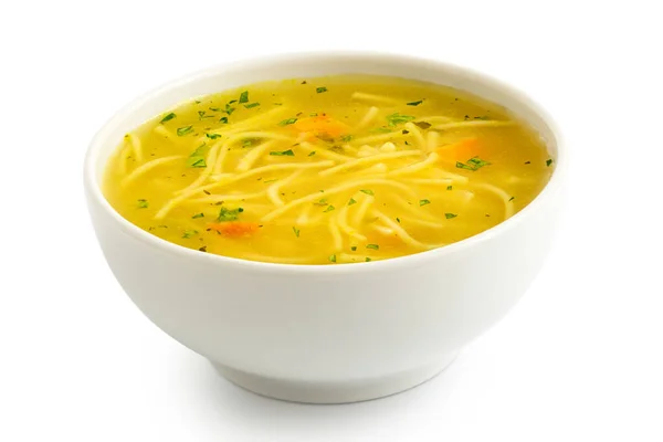 Мгновенный куриный суп с лапшой в белой керамической миске — стоковое фото