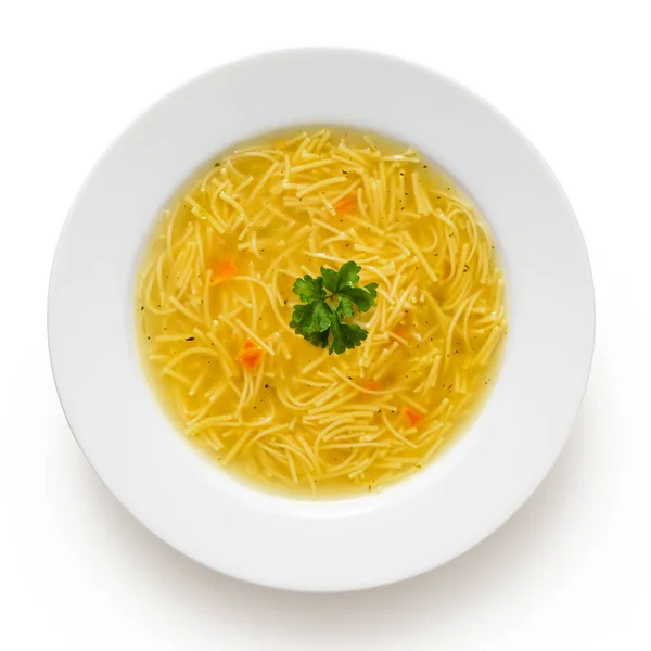 Instantní kuřecí nudlová polévka v bílé keramické polévce talíř izolát — Stock fotografie